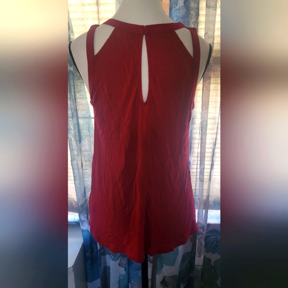 Red Sleeveless Keyhole Back Top - Picture 2 of 4